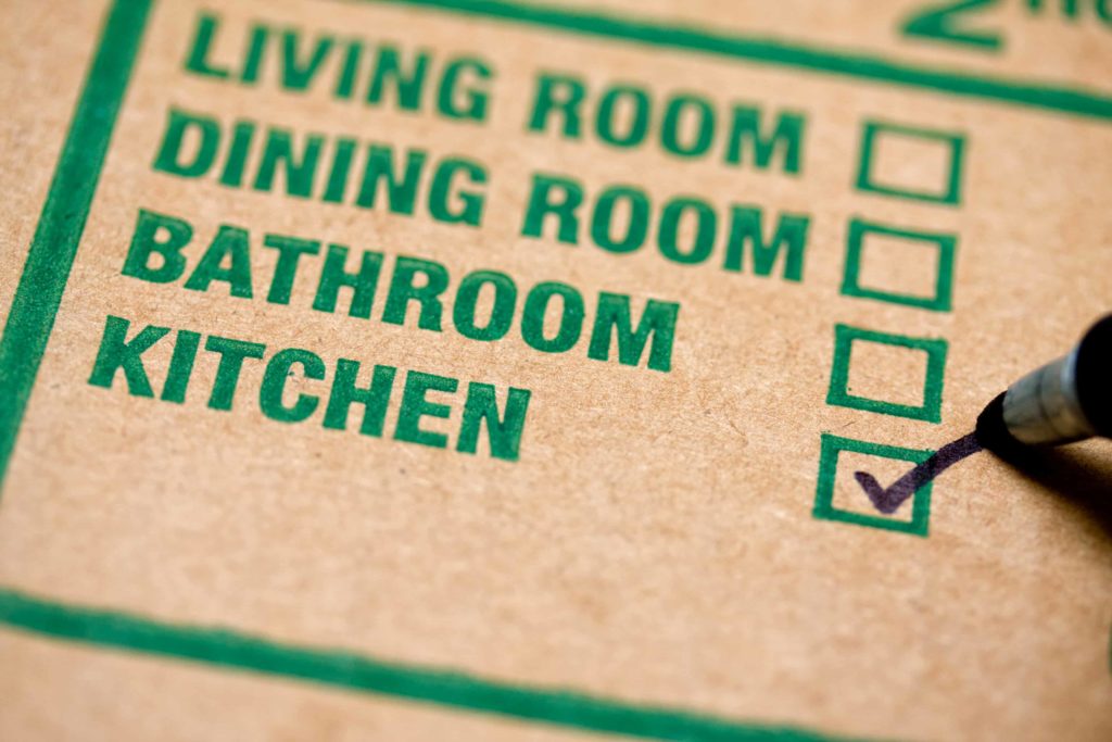 Moving box with checkmark on kitchen - Mayflower®