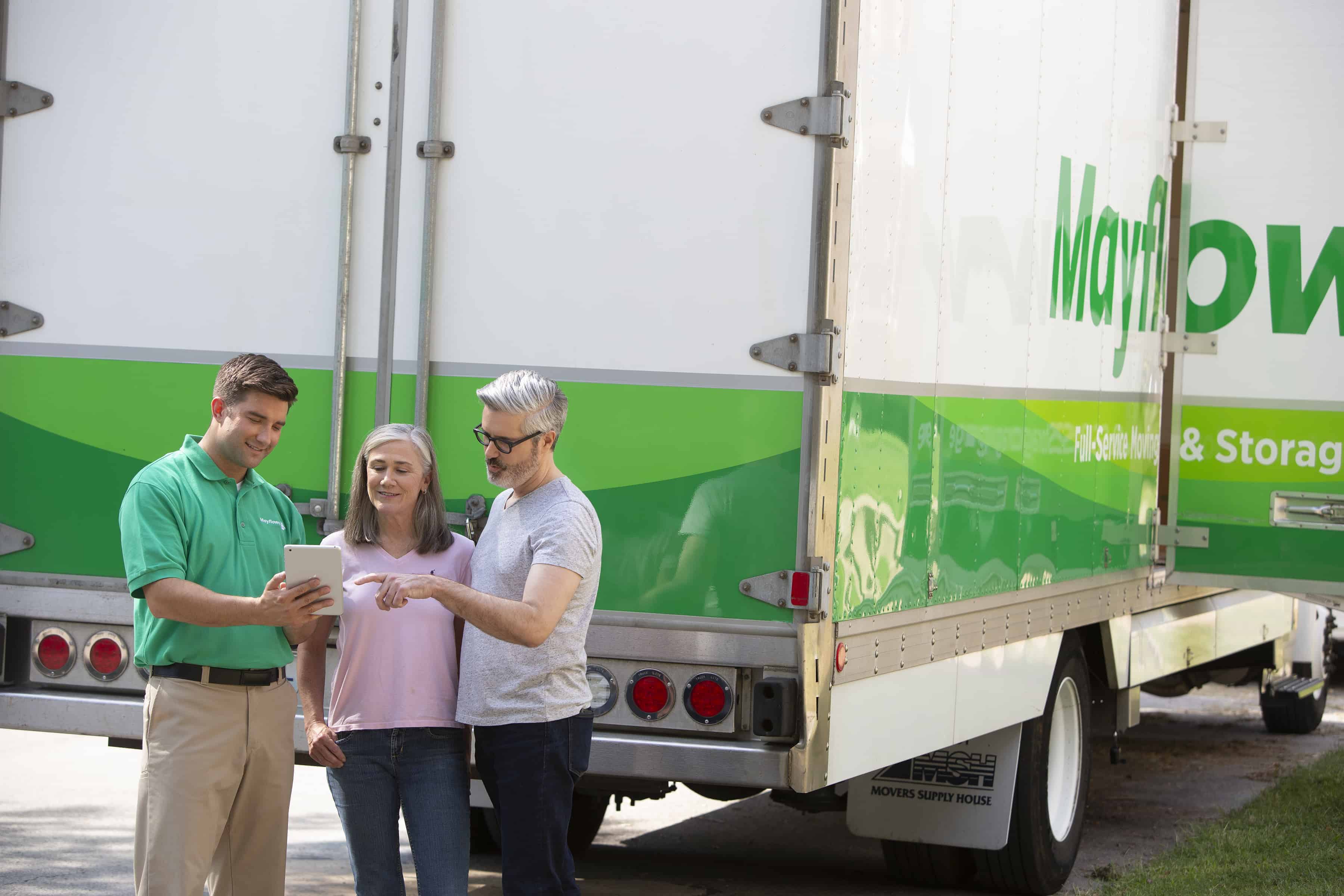 couple speaking with mover next to a moving truck - Mayflower®